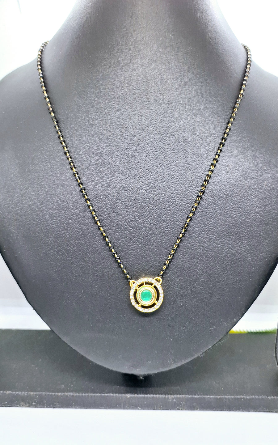 Green Kundan ad Mangalsutra